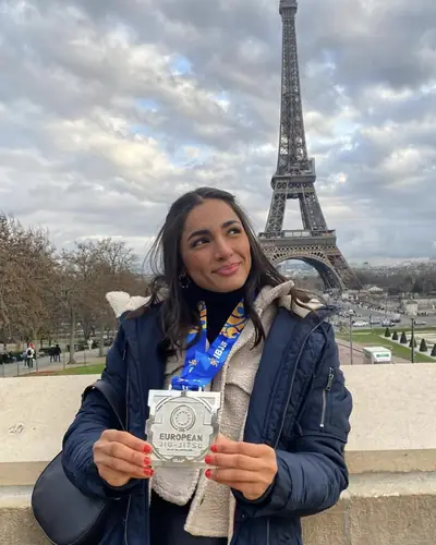Andréia Cavalcante com medalha em Paris