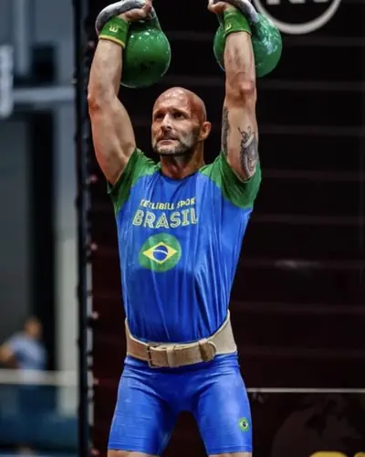 Christian Thier levantando kettlebells